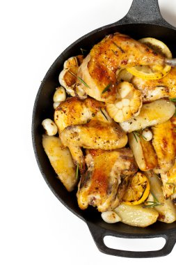 Tavada kavrulmuş tavuk