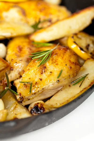 Frying Pan with Roasted chicken — Stock Photo, Image