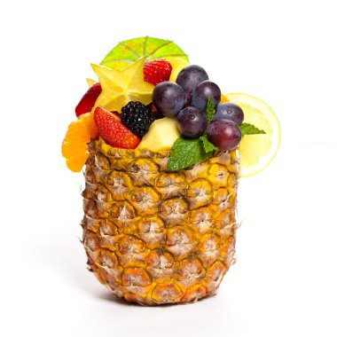 bir ananas, taze meyve salatası. seçici odak.
