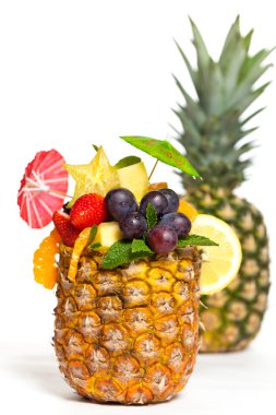 bir ananas, taze meyve salatası. seçici odak.