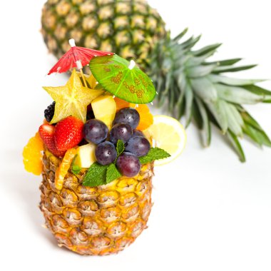 bir ananas, taze meyve salatası. seçici odak.