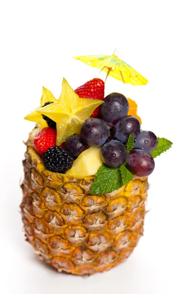 Ensalada de frutas frescas en una piña. Enfoque selectivo . — Foto de Stock
