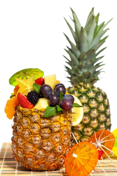 Ensalada de frutas frescas en una piña. Enfoque selectivo . —  Fotos de Stock