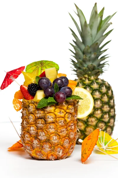 Ensalada de frutas frescas en una piña. Enfoque selectivo . — Foto de Stock