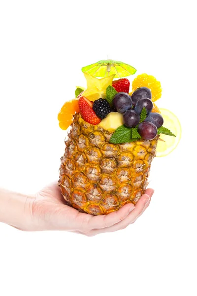 Ensalada de frutas frescas en una piña —  Fotos de Stock
