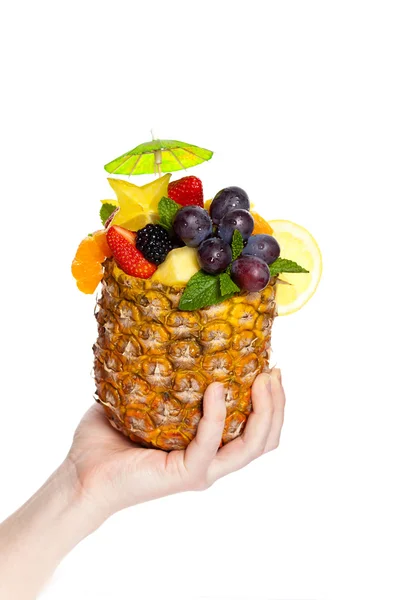 Ensalada de frutas frescas en una piña —  Fotos de Stock