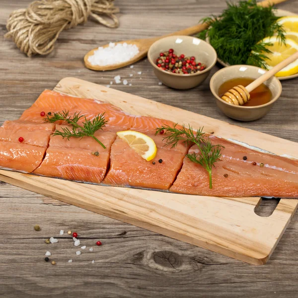 Salmão fresco com especiarias — Fotografia de Stock