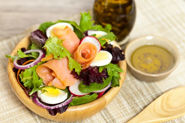 Räucherlachs-Salat — Stockfoto