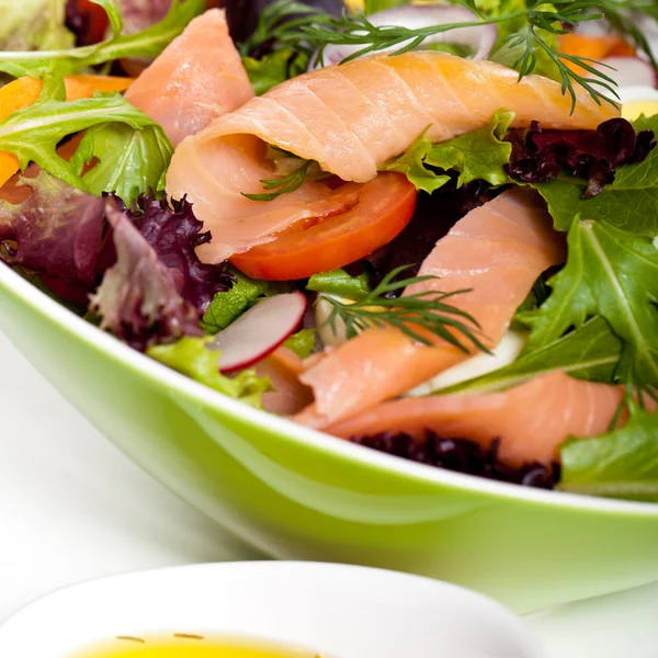 Salada de salmão defumado — Fotografia de Stock