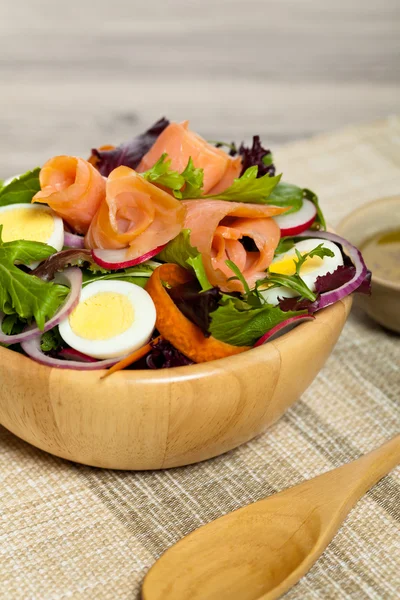 Salada de salmão defumado — Fotografia de Stock