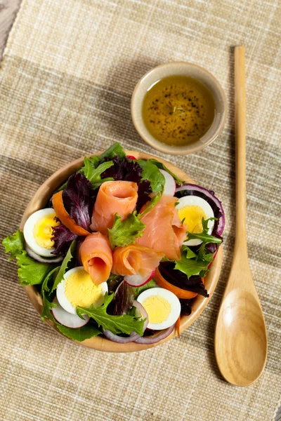 Salada de salmão defumado — Fotografia de Stock