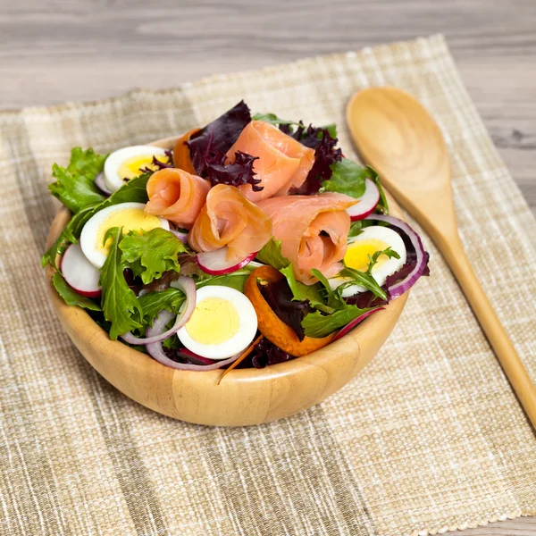 Rökt lax sallad — Stockfoto