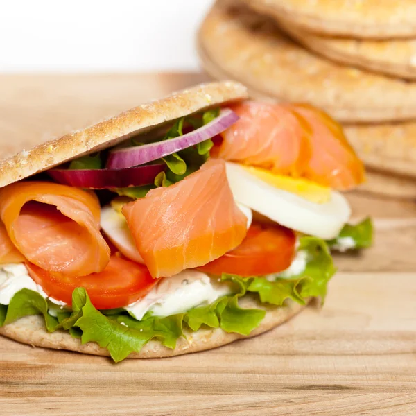 Gerookte zalm sandwich — Stockfoto