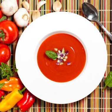 Bir kase domates çorbası.