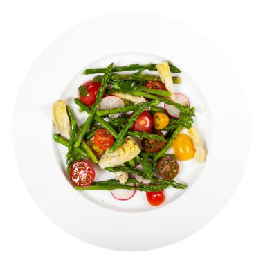 kavrulmuş kuşkonmaz ve enginar salatası