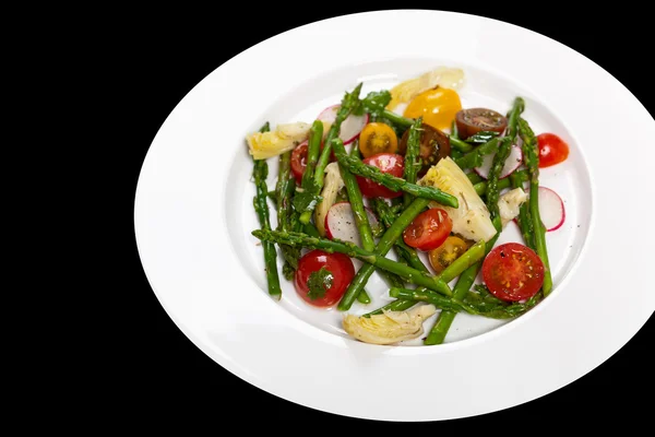 Salade d'asperges rôties et d'artichauts — Photo