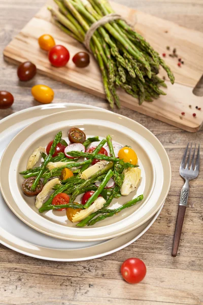 Espargos assados e salada de alcachofra — Fotografia de Stock