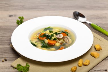 Ispanak ve makarna ile sebze çorbası