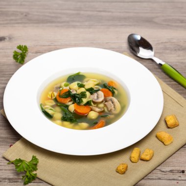 Ispanak ve makarna ile sebze çorbası