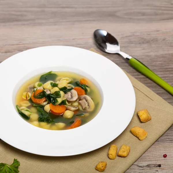 野菜スープとほうれん草のパスタ — ストック写真