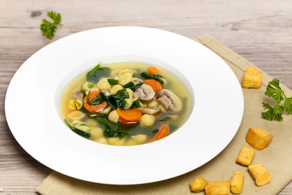 Sopa de verduras con espinacas y pasta —  Fotos de Stock