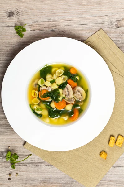 Soupe de légumes aux épinards et pâtes — Photo