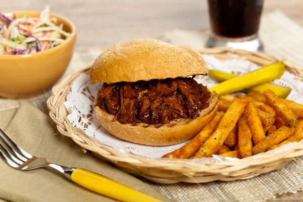 Gegrilltes Schweinsbrötchen mit Kartoffeln — Stockfoto