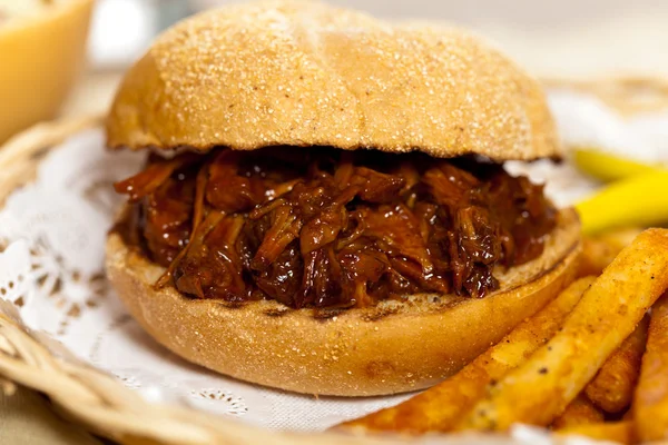 Çekti domuz sandviç patates ile Barbekü — Stok fotoğraf