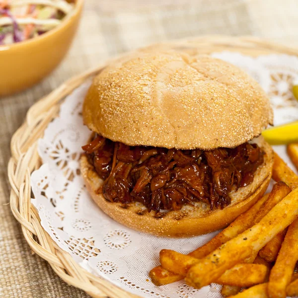 Sandwich de porc au barbecue avec pommes de terre — Photo