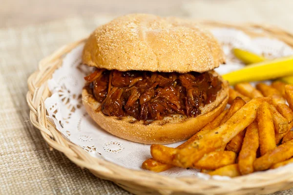 Barbacoa Sándwich de cerdo tirado con papas — Foto de Stock