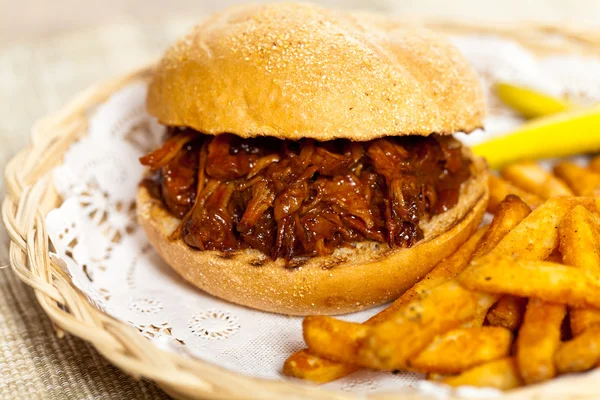 Sandwich de porc au barbecue avec pommes de terre — Photo
