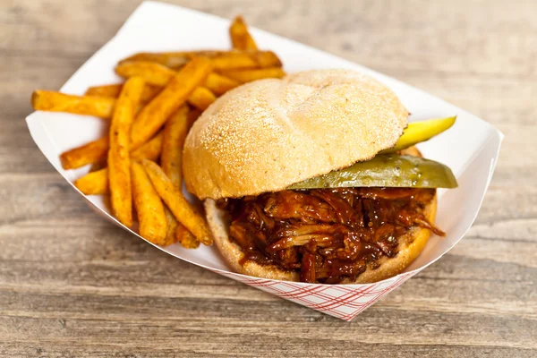 Barbacoa Sándwich de cerdo tirado con papas —  Fotos de Stock