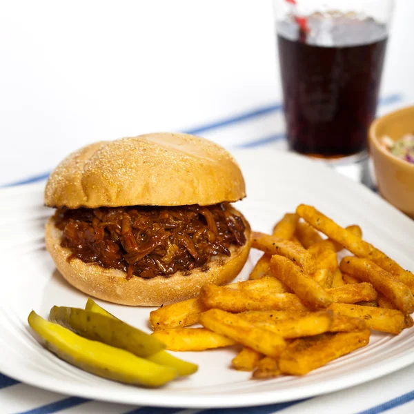 ジャガイモと豚肉のサンドイッチをプル バーベキュー — ストック写真