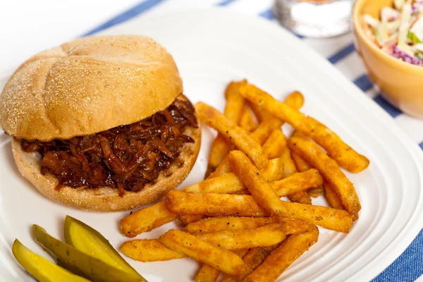 Çekti domuz sandviç patates ile Barbekü — Stok fotoğraf