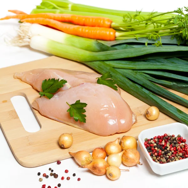 Filé de frango cru com legumes — Fotografia de Stock