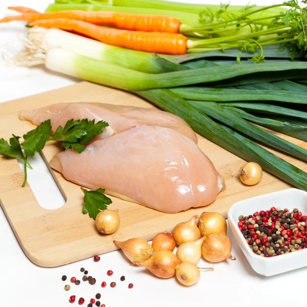 Filé de frango cru com legumes — Fotografia de Stock