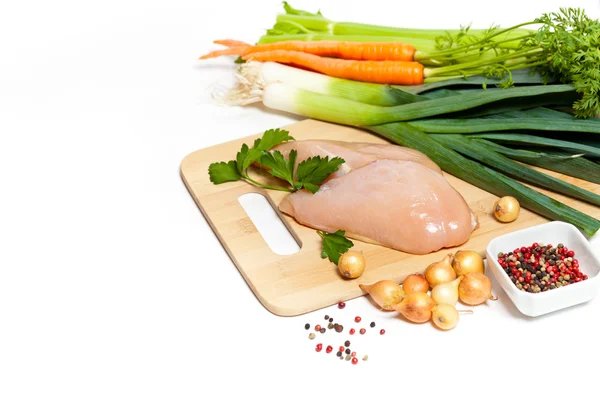 Сырое филе курицы с овощами — стоковое фото