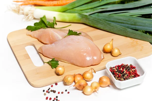 Filetto di pollo crudo con verdure — Foto Stock