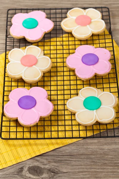 Сахарное печенье в форме цветов — стоковое фото