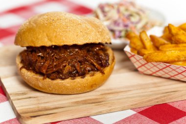 BBQ domuz sandviçi çekti.