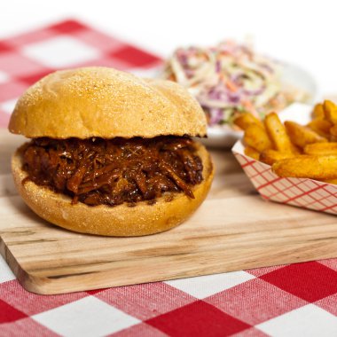 BBQ domuz sandviçi çekti.