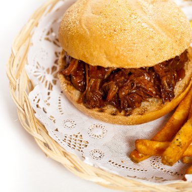 BBQ domuz sandviçi çekti.