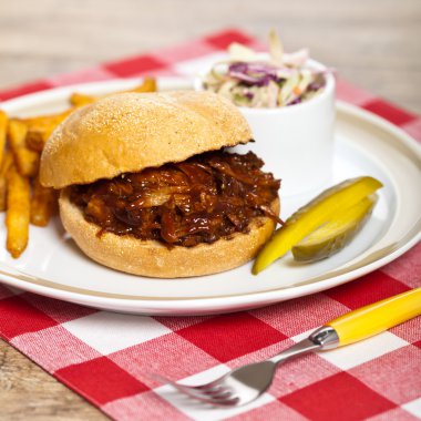 BBQ domuz sandviçi çekti.