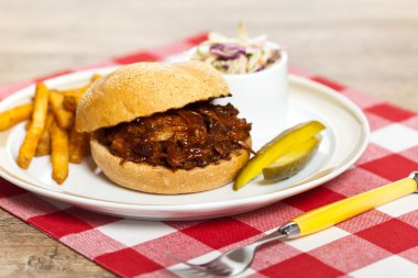 BBQ domuz sandviçi çekti.