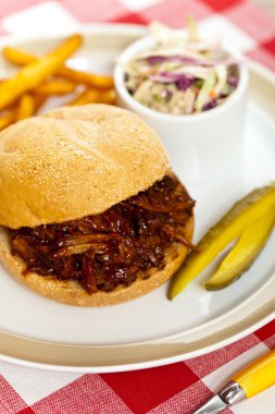 BBQ domuz sandviçi çekti.