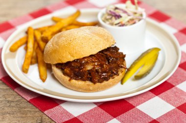 BBQ domuz sandviçi çekti.