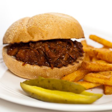 BBQ domuz sandviçi çekti.