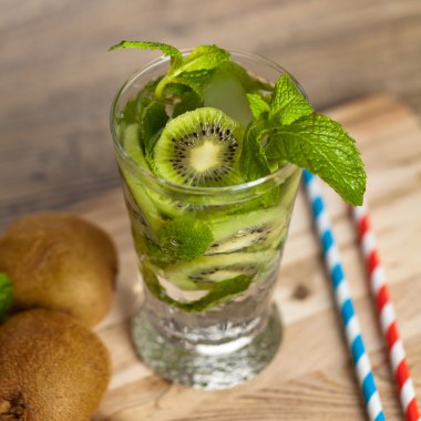 kivi ile iç. seçici odak.