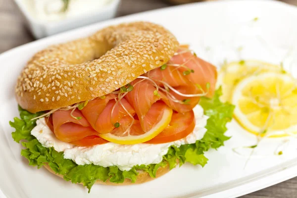 Roomkaas en gerookte zalm bagel — Stockfoto