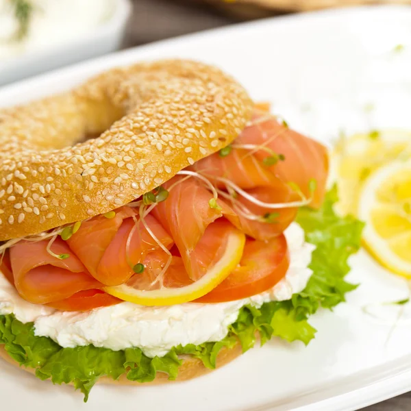 Färskost och rökt lax bagel — Stockfoto